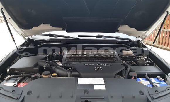 Buy Used Toyota Land Cruiser Prado White Car in Vientiane in Vientiane Province Buy Used Toyota Land Cruiser Prado White Car in Vientiane in Vientiane Province