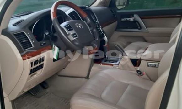 Buy Used Toyota Land Cruiser Prado White Car in Vientiane in Vientiane Province Buy Used Toyota Land Cruiser Prado White Car in Vientiane in Vientiane Province