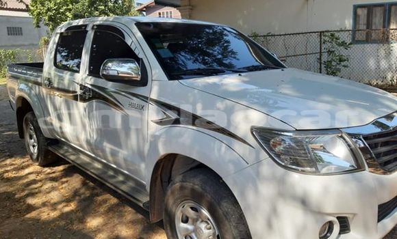 Buy Used Toyota Hilux White Car in Vientiane in Vientiane Province Buy Used Toyota Hilux White Car in Vientiane in Vientiane Province