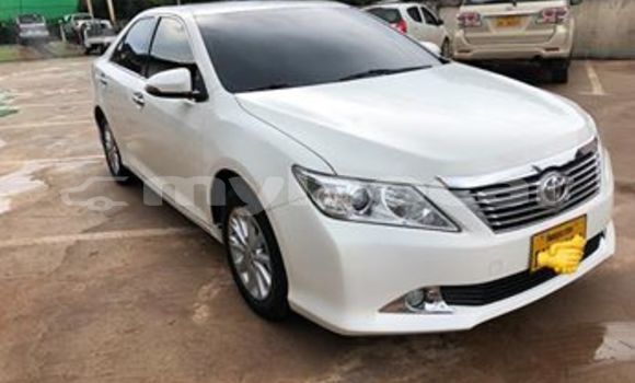 Buy Used Toyota Camry White Car in Vientiane in Vientiane Province Buy Used Toyota Camry White Car in Vientiane in Vientiane Province