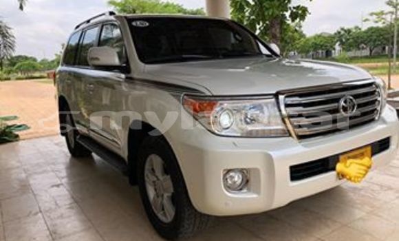 Buy Used Toyota Land Cruiser White Car in Vientiane in Vientiane Province Buy Used Toyota Land Cruiser White Car in Vientiane in Vientiane Province