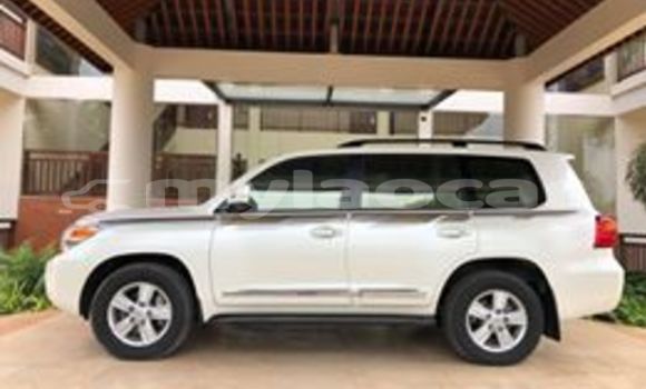 Buy Used Toyota Land Cruiser White Car in Vientiane in Vientiane Province Buy Used Toyota Land Cruiser White Car in Vientiane in Vientiane Province
