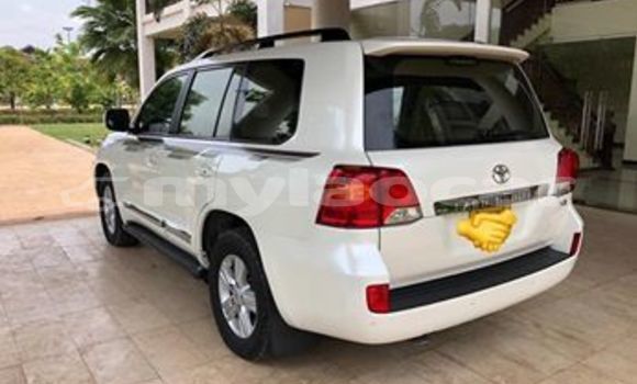Buy Used Toyota Land Cruiser White Car in Vientiane in Vientiane Province Buy Used Toyota Land Cruiser White Car in Vientiane in Vientiane Province