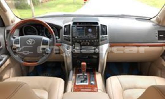 Buy Used Toyota Land Cruiser White Car in Vientiane in Vientiane Province Buy Used Toyota Land Cruiser White Car in Vientiane in Vientiane Province